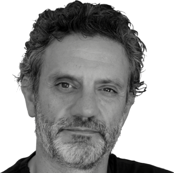 Fernando Gamboa, hiszpański pisarz i podróżnik, autor przygodowej serii o Ulisesie Vidalu, przedstawiony na tle tropikalnej dżungli.